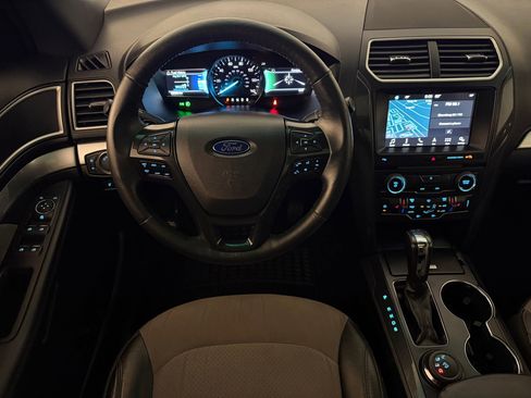 Used 2017 Ford Explorer XLT w/ Equipment Group 202A AWD/4WD image 27
