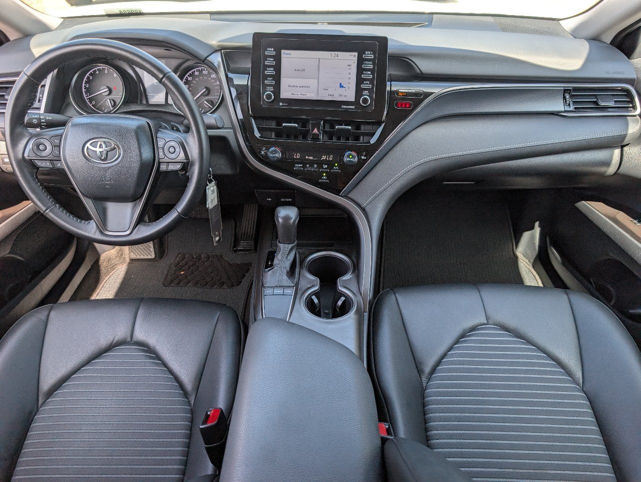 Used 2024 Toyota Camry SE FWD image 4