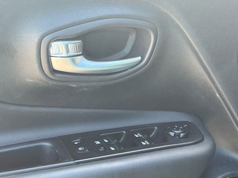 Used 2022 Jeep Renegade Altitude image 17