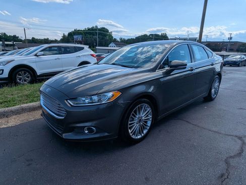 Used 2016 Ford Fusion SE w/ Equipment Group 202A FWD image 3