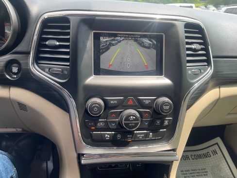 Used 2019 Jeep Grand Cherokee Laredo AWD/4WD image 17