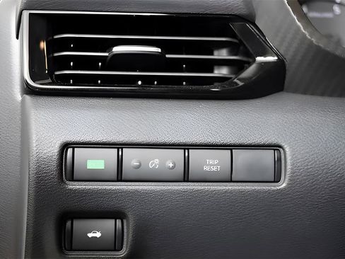 Used 2025 Nissan Sentra SV FWD image 25