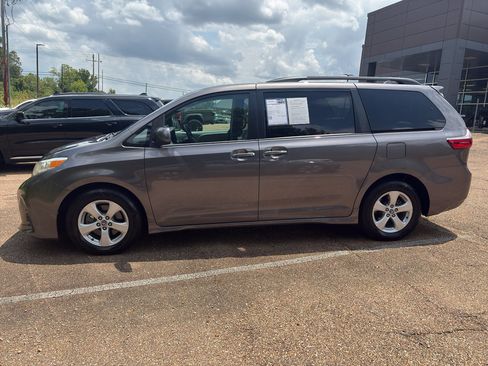 Used 2020 Toyota Sienna LE w/ LE Preferred Package FWD image 8