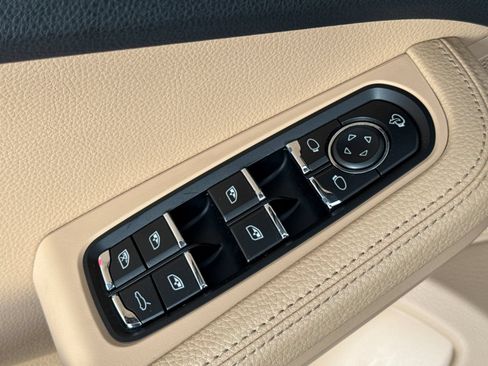Certified 2022 Porsche Macan AWD/4WD image 13