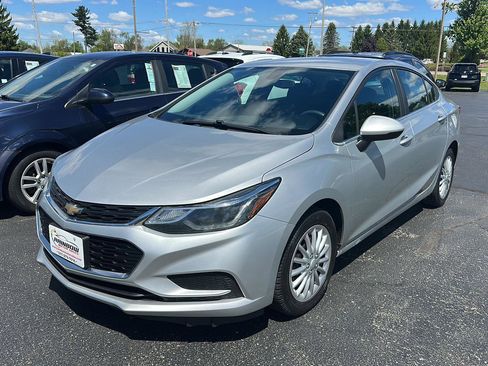 Used 2017 Chevrolet Cruze LT w/ LT Convenience Package FWD image 1