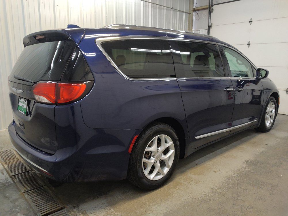 Used 2018 Chrysler Pacifica Touring-L w/ Tire & Wheel Group FWD image 10