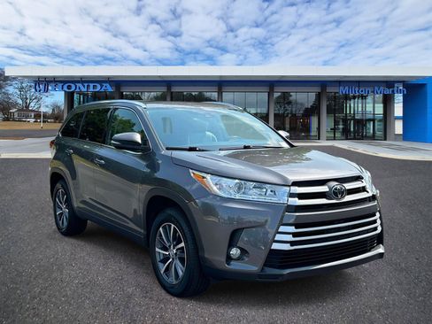 Used 2018 Toyota Highlander XLE FWD image 1