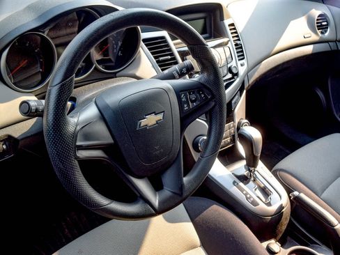 Used 2014 Chevrolet Cruze LS FWD image 10