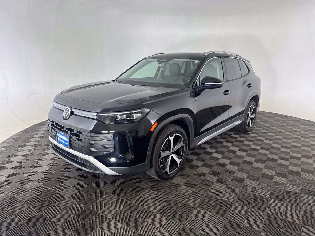 Used 2025 Volkswagen Tiguan SE AWD/4WD image 4