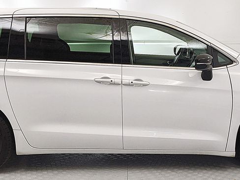 Used 2024 Chrysler Voyager LX FWD image 2