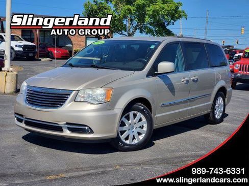 Used 2014 Chrysler Town & Country Touring FWD image 1