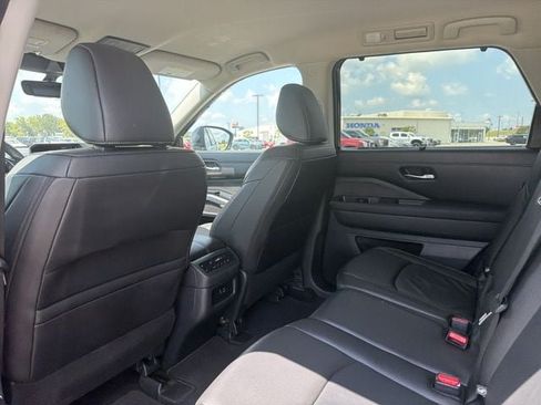 Used 2025 Nissan Pathfinder SL AWD/4WD image 16