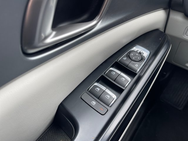 Used 2023 Kia Carnival LX FWD image 26