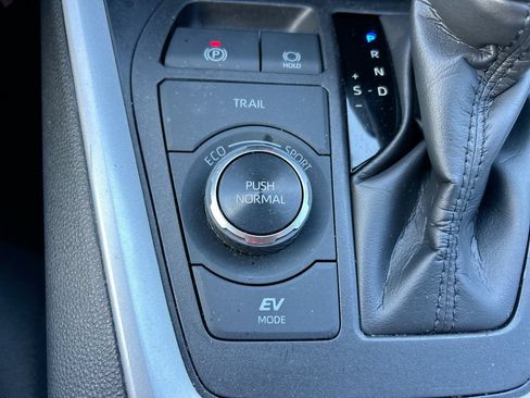 Used 2024 Toyota RAV4 LE AWD/4WD image 32