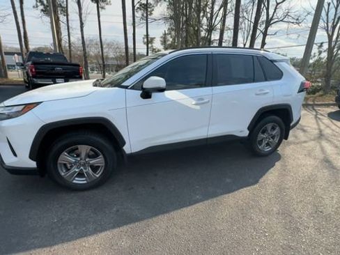 Used 2025 Toyota RAV4 XLE image 9