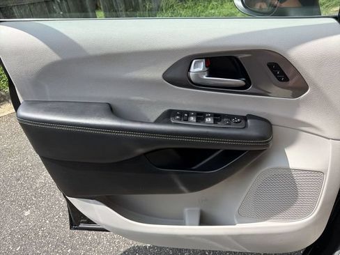 Used 2023 Chrysler Pacifica Touring-L FWD image 22