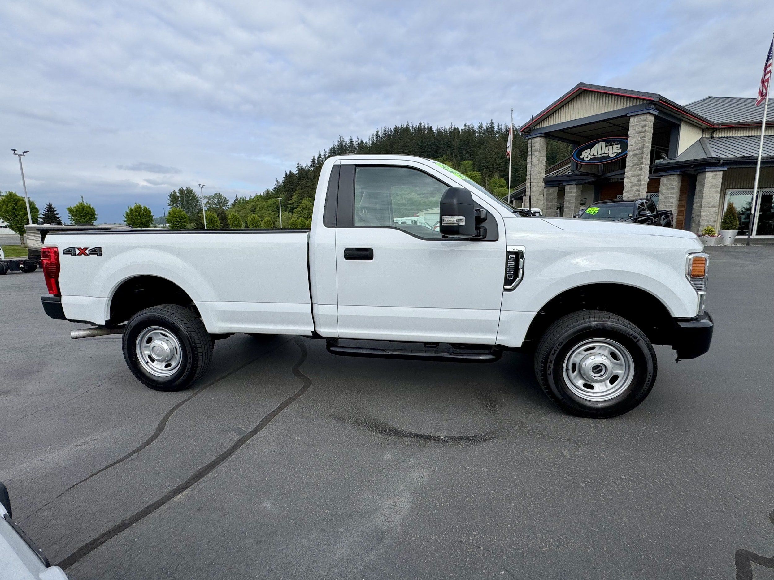 Used 2022 Ford F250 XL w/ Power Equipment Group AWD/4WD image 3