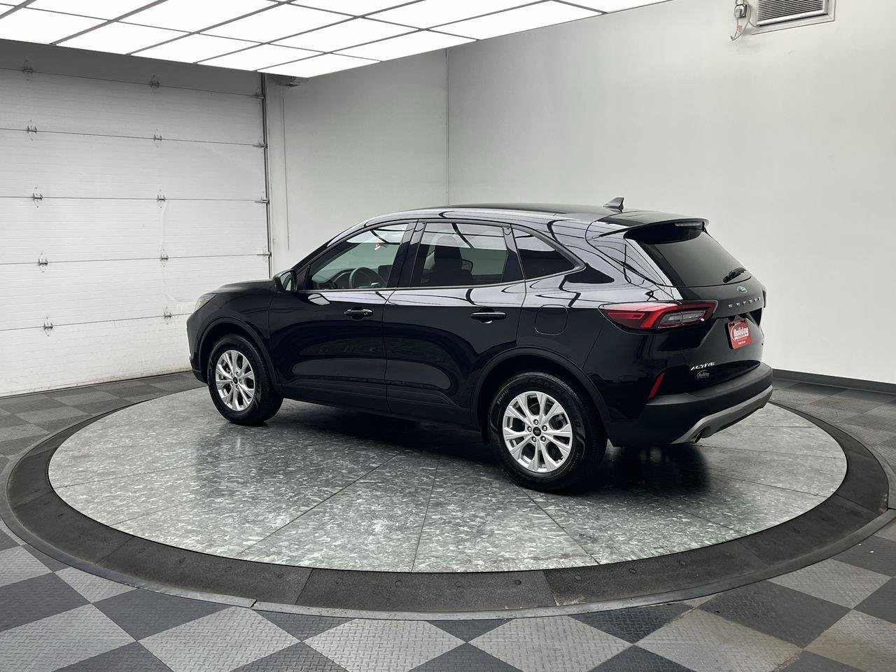 Used 2025 Ford Escape Active AWD/4WD image 2