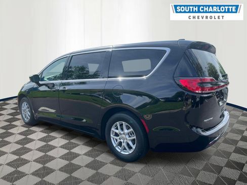 Used 2024 Chrysler Pacifica Touring-L FWD image 6
