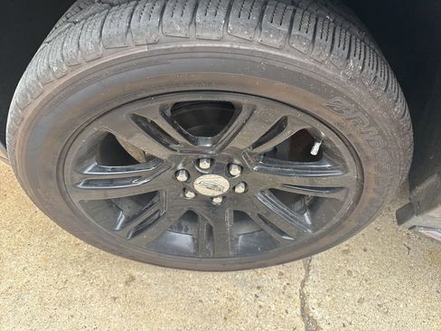 Used 2015 Cadillac Escalade Luxury image 3