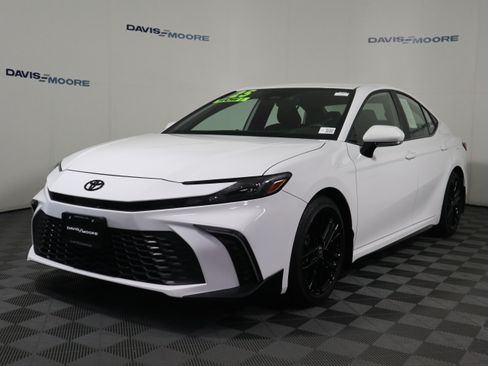 Used 2025 Toyota Camry SE w/ Convenience Package FWD image 11