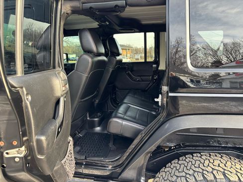 Used 2012 Jeep Wrangler Unlimited Sahara AWD/4WD image 13