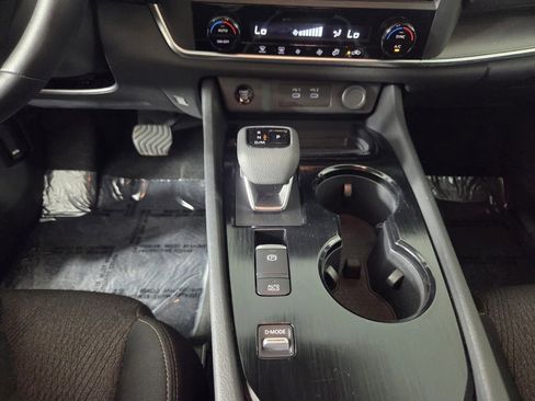 Used 2025 Nissan Rogue SV FWD image 18
