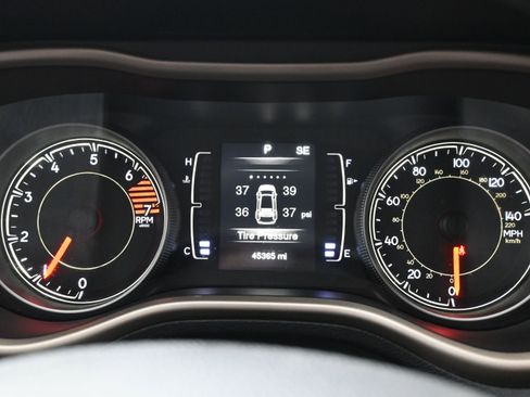 Used 2016 Jeep Cherokee Sport image 17