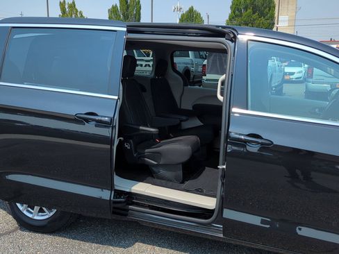 Used 2023 Chrysler Voyager LX FWD image 8