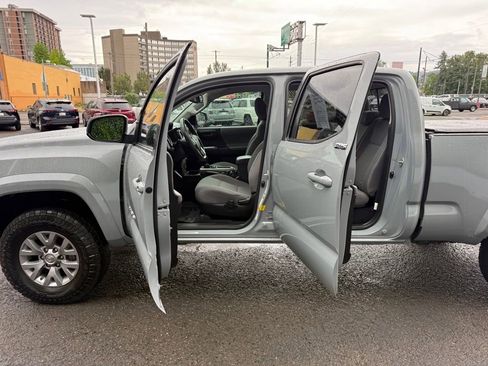 Used 2019 Toyota Tacoma SR5 AWD/4WD image 17