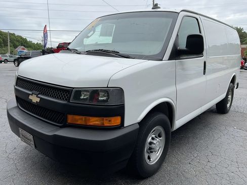 Used 2018 Chevrolet Express 2500 RWD image 3