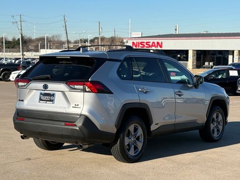 Used 2022 Toyota RAV4 LE image 7