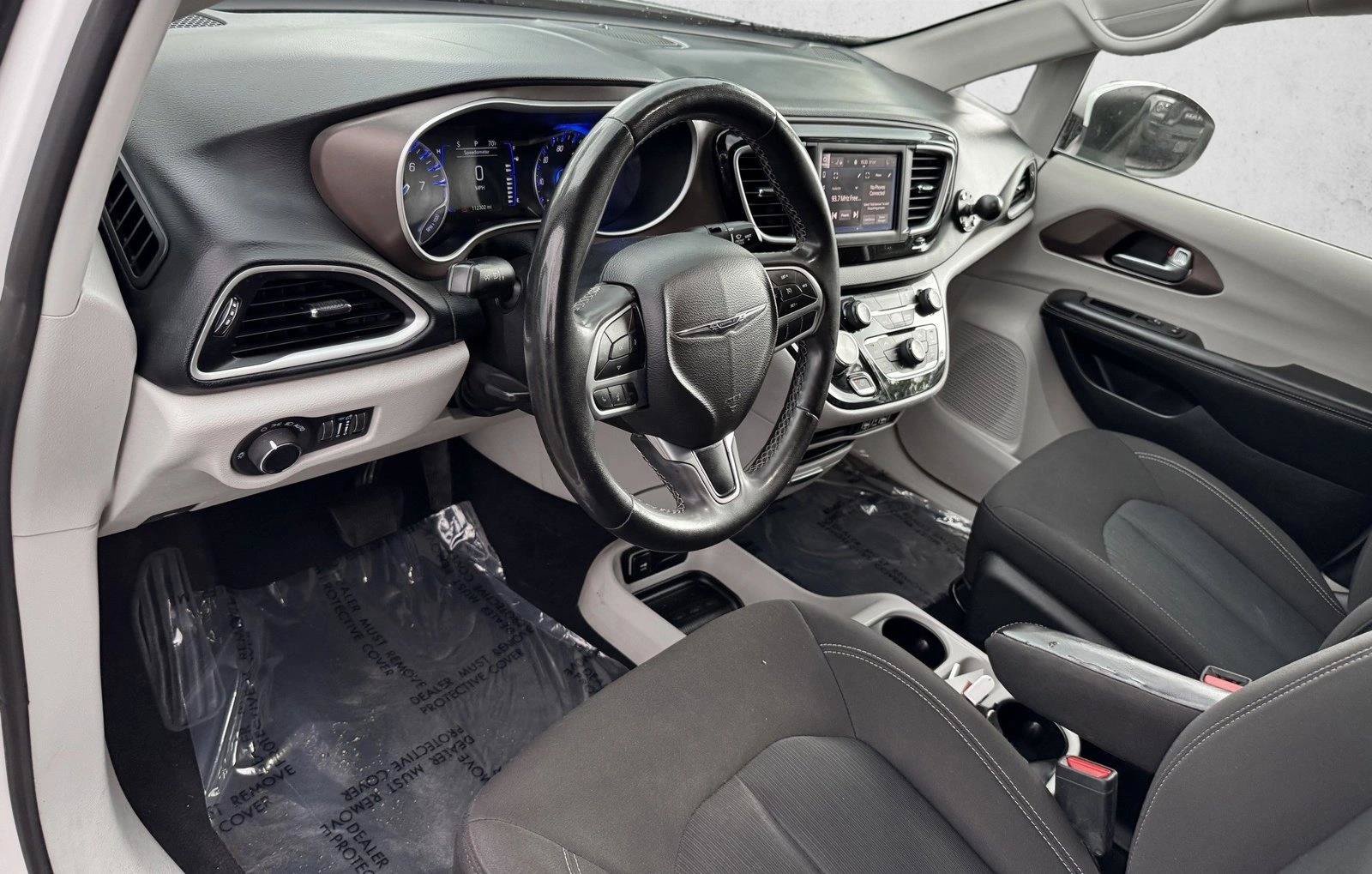Used 2022 Chrysler Voyager LX FWD image 11