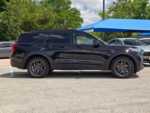 Used 2025 Ford Explorer ST AWD/4WD image 2