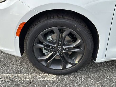 New 2026 Chrysler Pacifica Select image 5