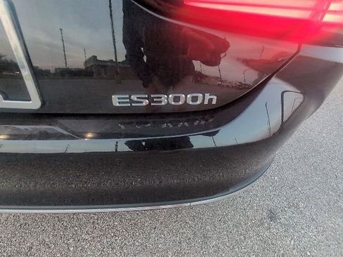 Used 2025 Lexus ES 300h w/ Accessory Package (Z2) image 7