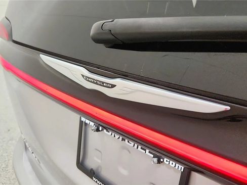 Used 2023 Chrysler Pacifica Touring-L FWD image 16