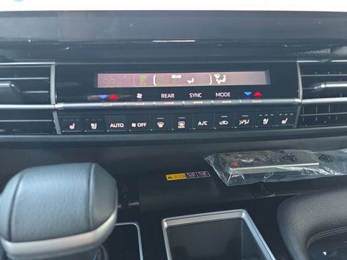 Used 2025 Toyota Sienna Limited image 25