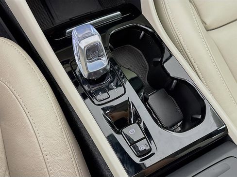 Used 2023 Volvo XC40 B5 Plus image 20