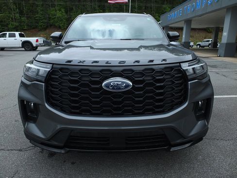 Used 2025 Ford Explorer ST-Line w/ ST-Line Street Pack AWD/4WD image 8