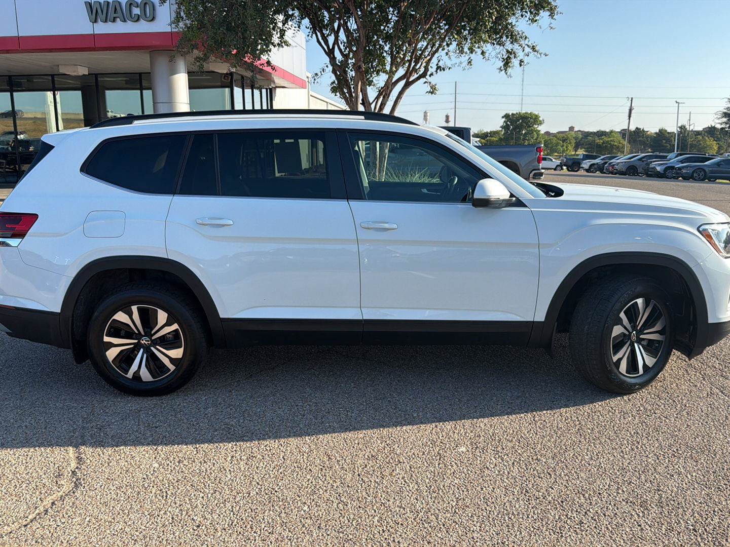 Used 2024 Volkswagen Atlas SE FWD image 2