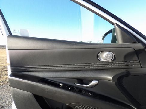 Used 2024 Hyundai Elantra Limited image 10