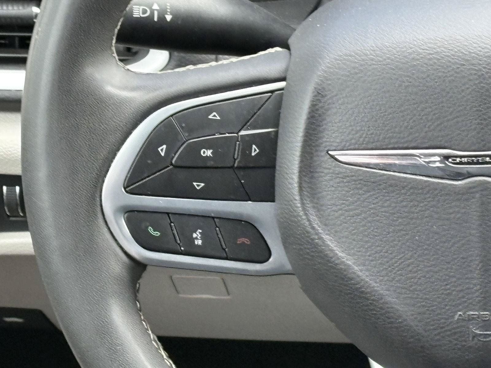 Used 2024 Chrysler Pacifica Touring-L FWD image 10