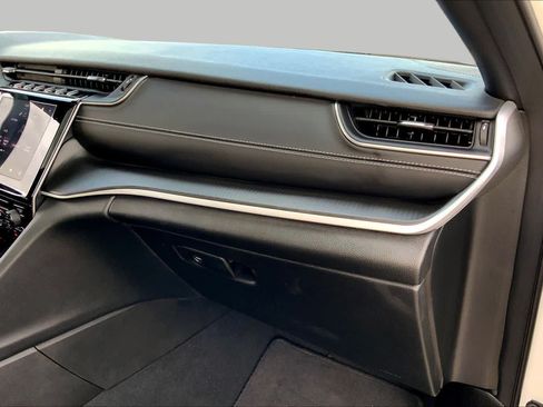 Used 2025 Jeep Grand Cherokee L Laredo RWD image 19