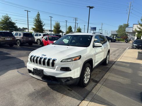 Used 2016 Jeep Cherokee Latitude w/ Cold Weather Group AWD/4WD image 7