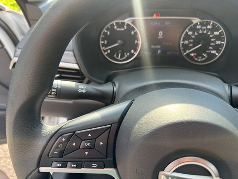 Used 2025 Nissan Altima 2.5 SV FWD image 19