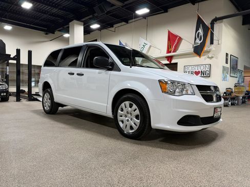 Used 2019 Dodge Grand Caravan SE FWD image 4