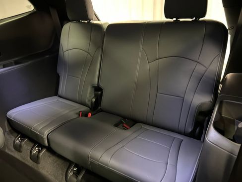 Used 2023 Buick Enclave Essence w/ Sound and Sites Package image 24