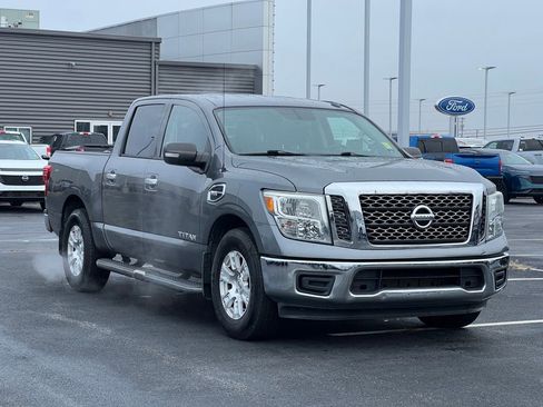 Used 2017 Nissan Titan SV image 2