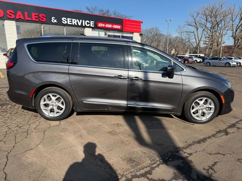 Used 2018 Chrysler Pacifica Touring-L w/ Tire & Wheel Group image 8
